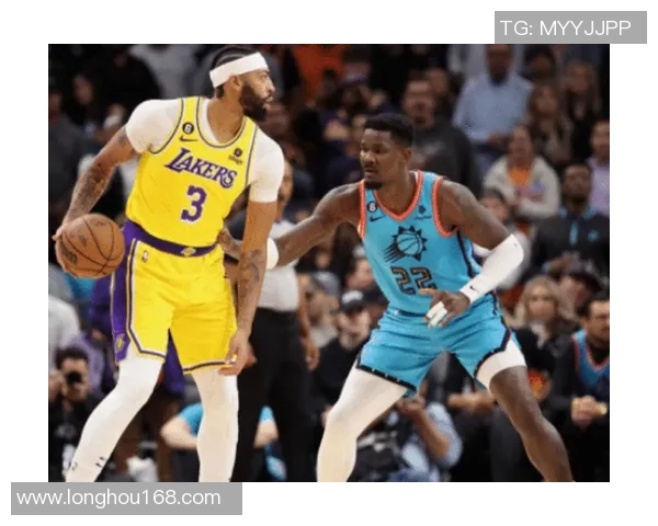 湖人对阵76人比赛精彩瞬间格林惊艳补扣引发全场欢呼